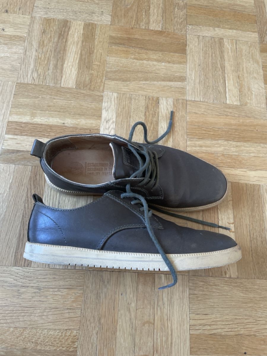 Scarpe da donna: Clae Schuhe. Echt Leder . Große 40 – Usato da Basel venduto da Kamberly