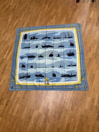 Foulard vintage Hermès et signe 