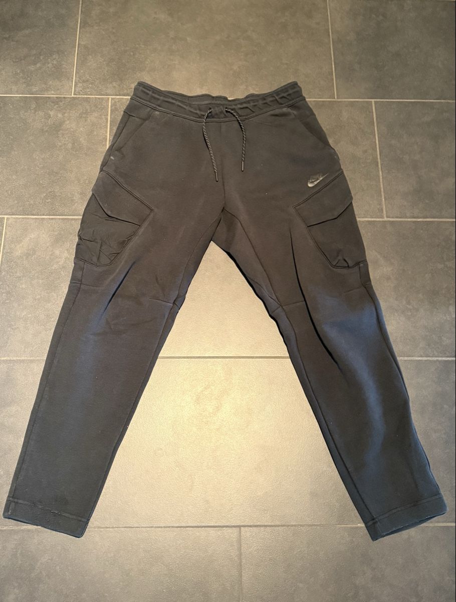Nike Pantaloni: Nike Cargo Pants - Dark Grey - Menswear - Size Medium – Usato da St. Gallen venduto da das_pmk2
