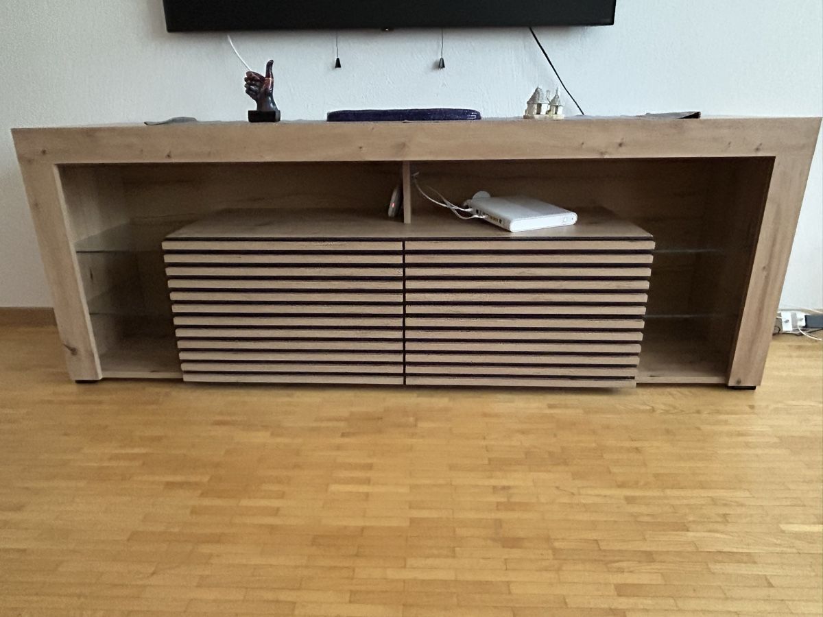 Mobili TV: Lowboard Eiche Optik mit Lamellentüren 179cm gebraucht – Usato da Mastrils venduto da ram_nbb2