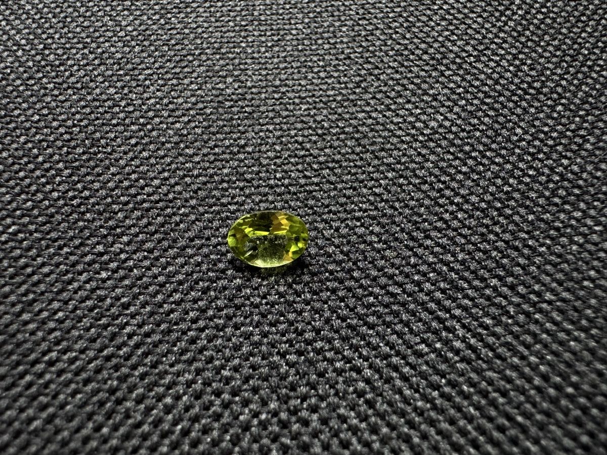 Pietre preziose: Peridot, facettiert, 0.85ct, 5 x 7 mm – Nuovo e nell'imballaggio originale da Wängi venduto da Horus_Stone