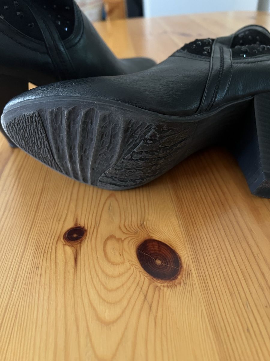 Scarpe da donna: Schwarze Stiefeletten mit Glitzerapplikation, Gr. 38 – Usato da Basel venduto da veralt 2