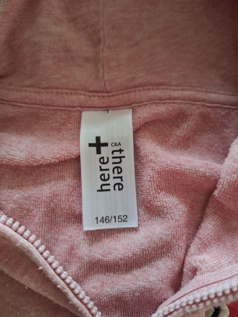 C&A Maglioni & Felpe: Kapuzen Pullover C&A Here+There rosa Grösse 146/152 – Usato da Affeltrangen venduto da Salz-Pfeffer 1