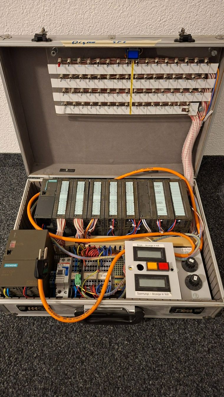 Siemens Componenti elettronici: Siemens SPS Steuerung Simatic Koffer mit Software + 2 Panel – Usato da Münsingen venduto da Seedy 2