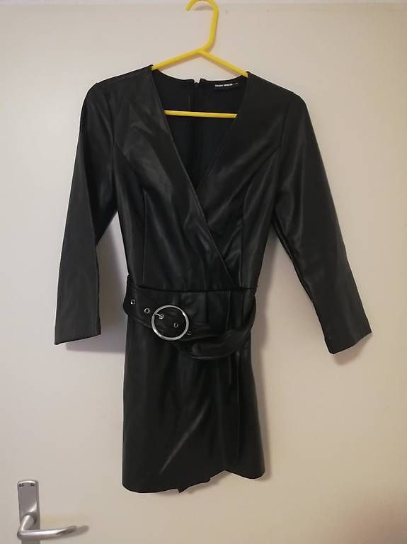 Vestiti: Schwarzes Kunstlederkleid Gr. 36 mit Gürtel – Usato da Flawil venduto da Haekelwunsch.ch 1
