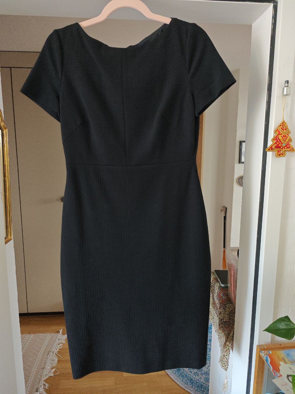 Hugo Boss Vestiti: HugoBoss Etui Kleid Schwarz – Usato da Cham venduto da seb_tl7j