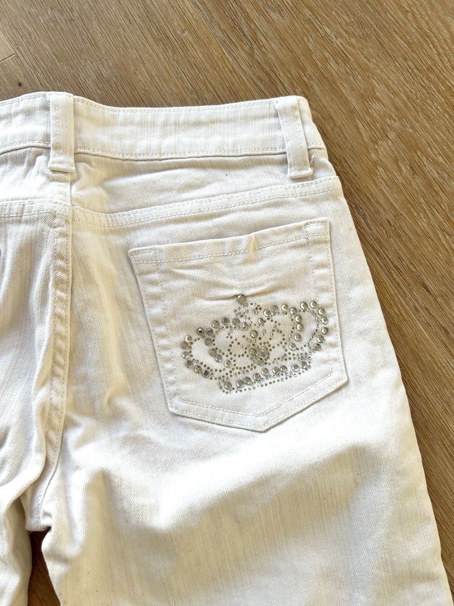 Jeans: Weisse Jeans mit Glitzer-Kronen – Usato da Rorschach venduto da fla_62jm
