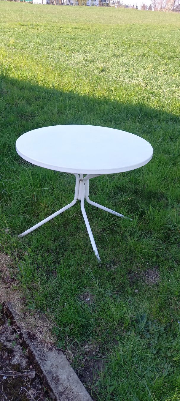 Tische: Runder Gartentisch aus Metall – Gebraucht aus Wädenswil von Greatstuff
