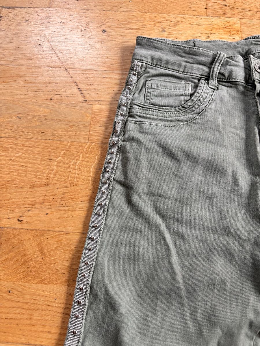 Pantaloni: Damenhose mit Nieten Grösse S – Usato da Arbon venduto da Langbretterer 1