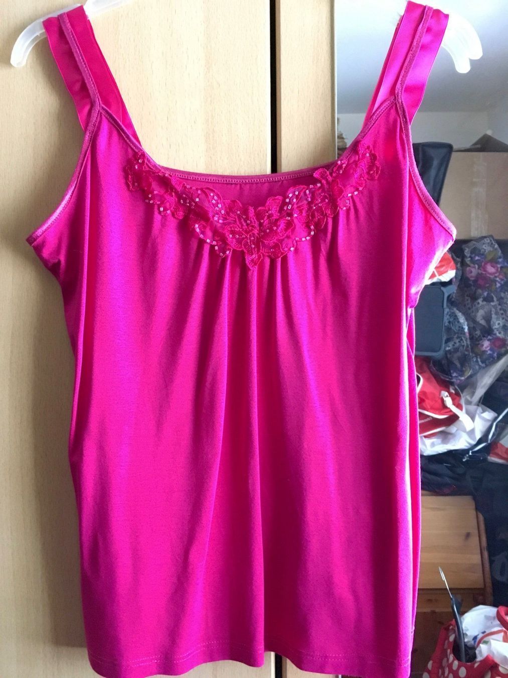 Tops: Top mit Spitze Gr. 42 - 44 WUNDERSCHÖN!!! – Gebraucht aus Bellinzona von LuganoBoutique