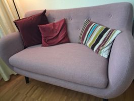 Kleines fliederfarbenes Sofa