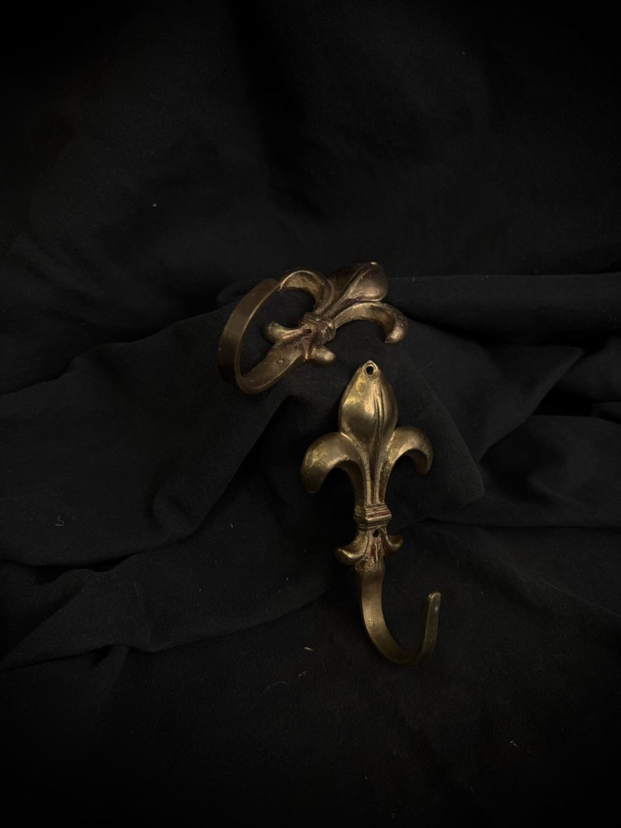 Ferramenta: Fleur-de-lis Hooks Set Brass Antique Style 2 Pieces – Usato da Bern venduto da nkink 1
