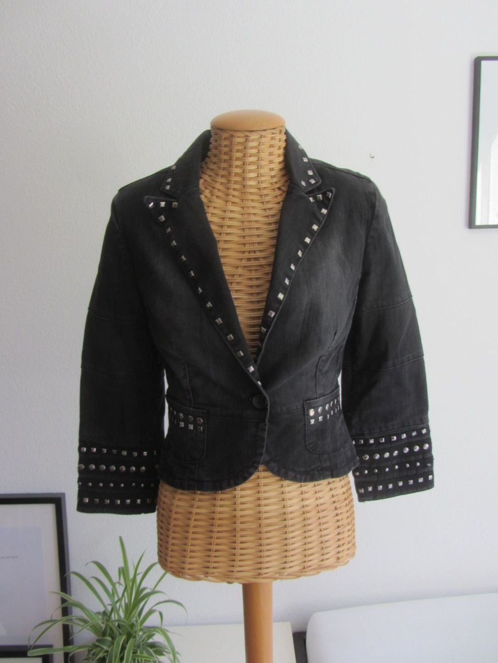 Mango Vestes: MANGO - Jeansjacke schwarz m. Nieten – D'occasion à Zürich par Diazaio