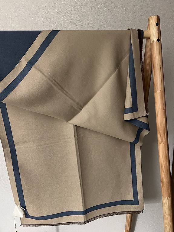 Foulard & Sciarpe: Sciarpa ampia e calda – Nuovo e nell'imballaggio originale da Luzern venduto da mic_99vf 1