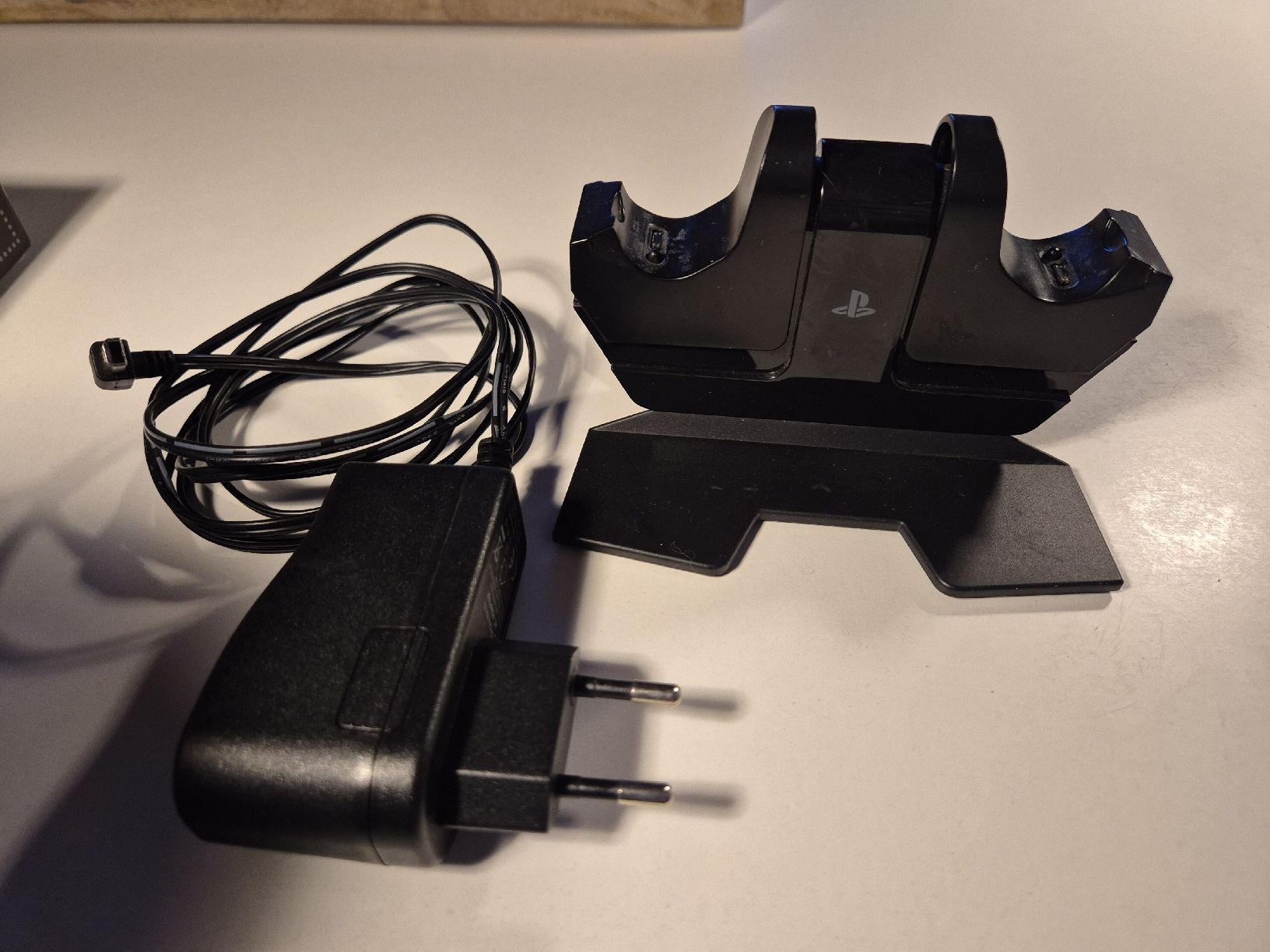 Sony Adattatori & Cavi: Playstation Dualsense Ladestation / PS4 Ladegerät – Usato da Ettiswil venduto da beekeper13