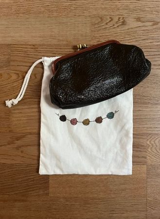 Hübsche Leder-Clutch von Ana Blum