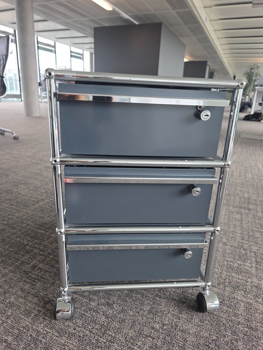 USM Cassettiere: USM Haller Rollcontainer / Schubladenschrank grau – Usato da Zürich venduto da ami_6gd6 1
