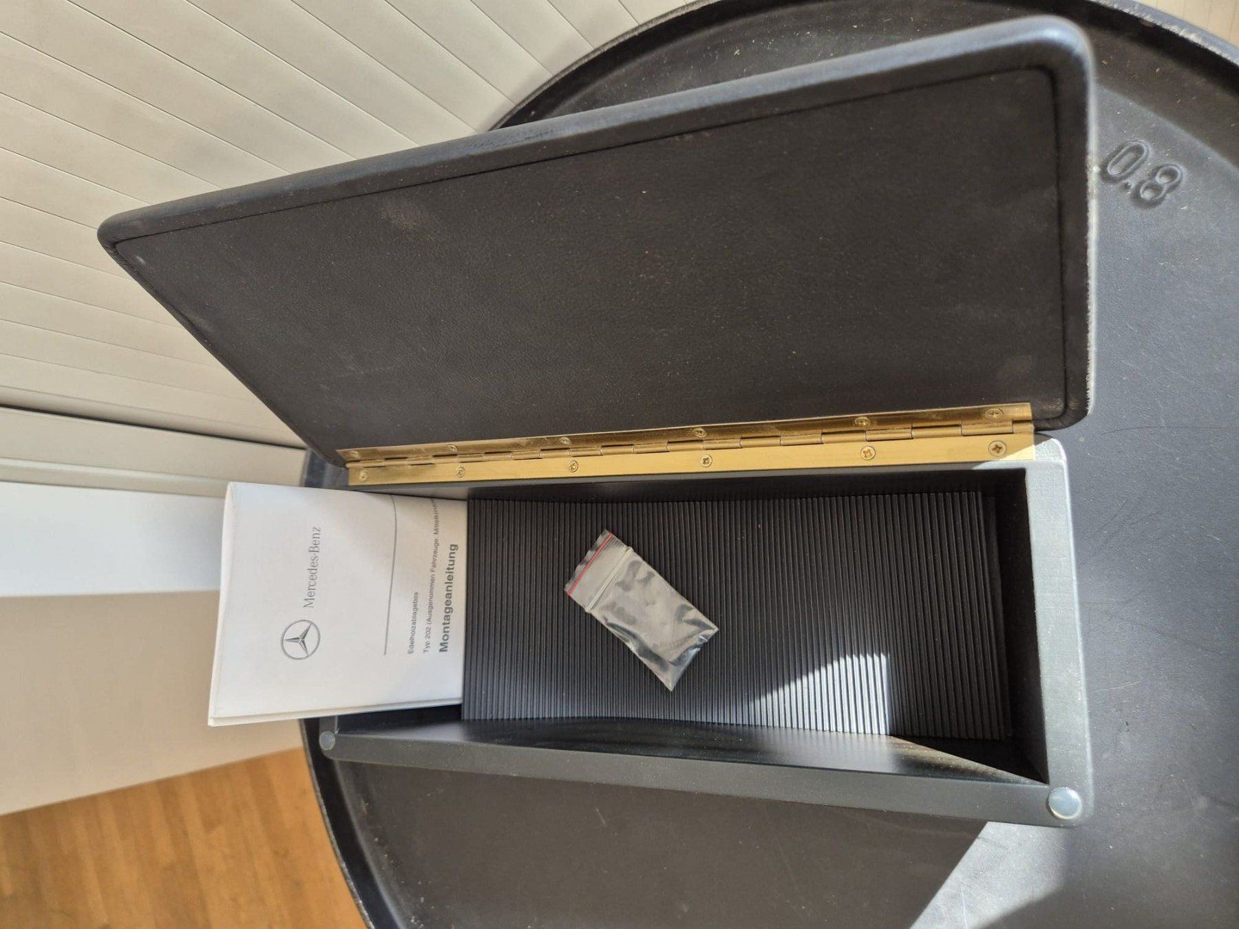 Mercedes-Benz Tutti pezzi di ricambio auto: Mercedes Original Leder- Ablagebox – Nuovo e nell'imballaggio originale da Fällanden venduto da SwissClassicCar 2