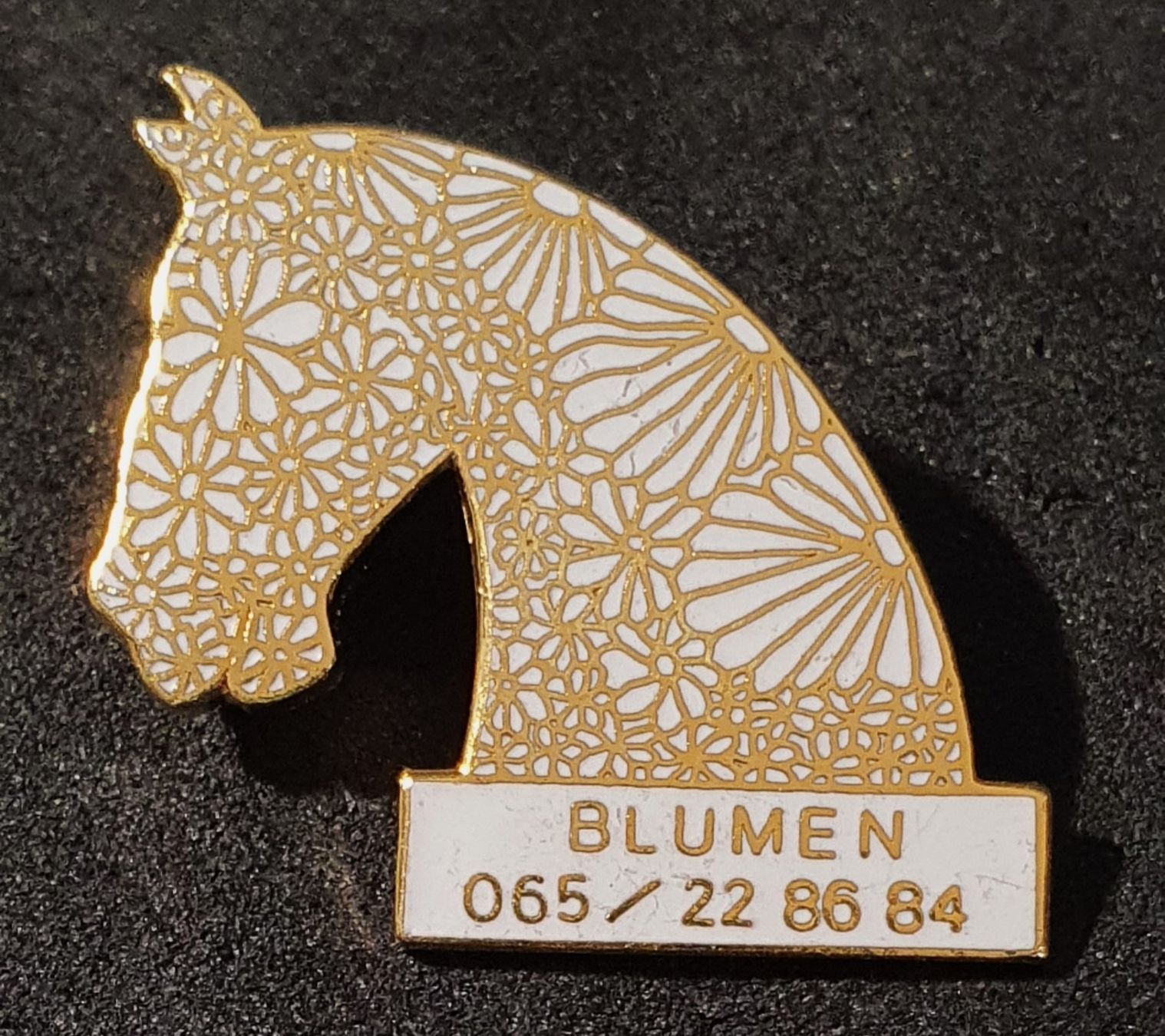 Plaketten & Abzeichen: GG126 - Pin Pferdekopf Pferd Kopf Blumen – Gebraucht aus Reinach BL von Boston-Verkauf 1
