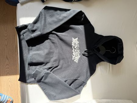 Schwarzer Hoodie Gr. M mit coolem Print für de...