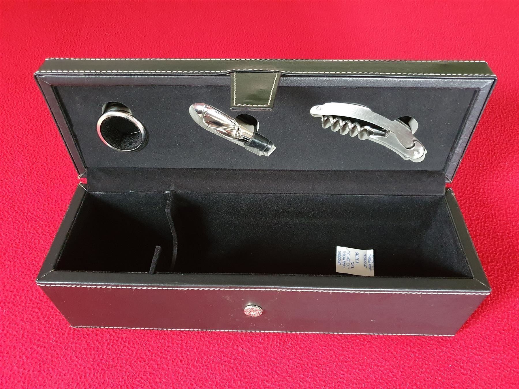 Altro in Decorazioni & Accessori: Weinflaschen Geschenkbox Sommelier Set – Usato da Winterberg ZH venduto da Gemini63 1