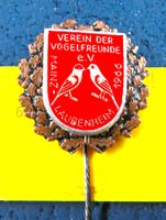 VOGELFREUNDE  MAINZ-LAUBENHEIM EV ANSTECKNADEL GLASIERT 1966