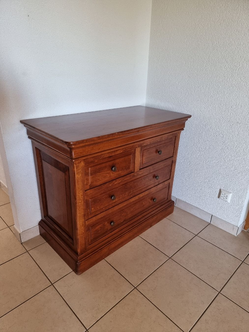 Cassettiere: Commode en merisier massif de style Louis-Philippe  – Usato da Bevaix venduto da Lemana 1