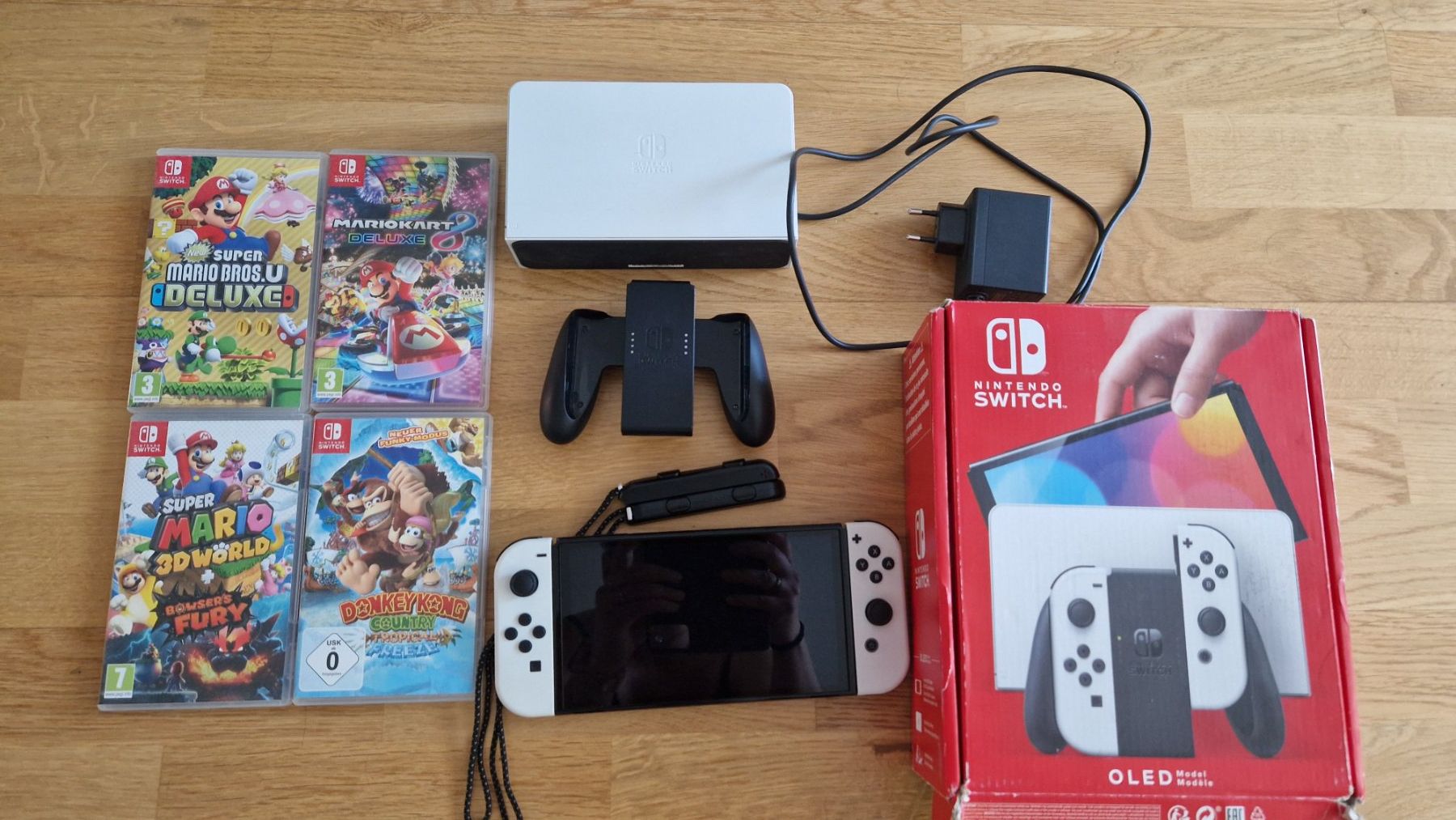 Nintendo Consoles: Nintendo Switch Oled + 4 Spiele! Selten benutzt! – D'occasion à Aarberg par Daniela_Meyer