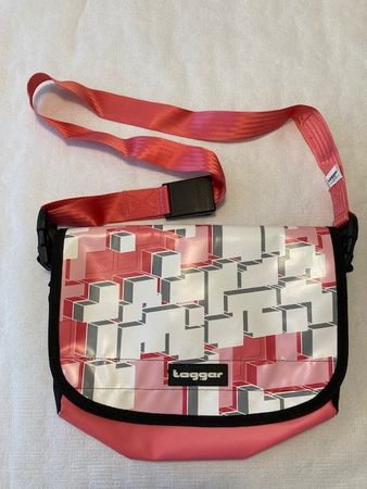 1 Umhängetasche tagger, pink/rosa/weiss/grau/schwarz