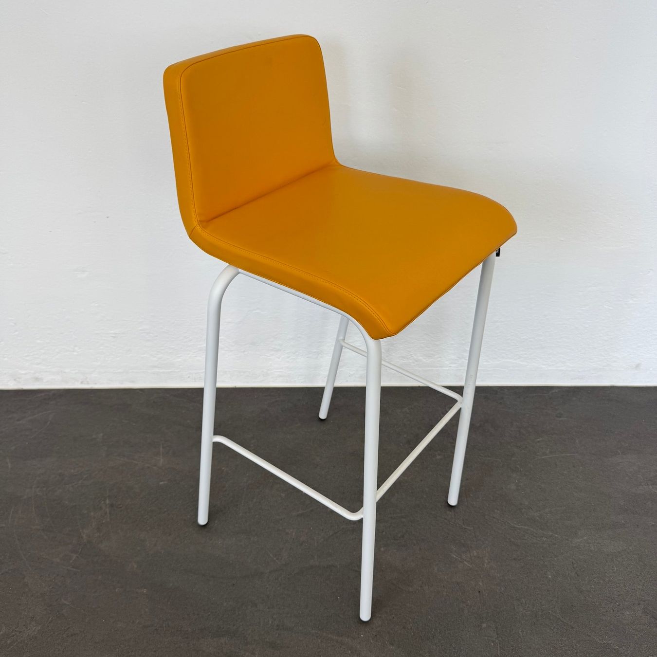 Sgabelli: Steelcase B Free Barhocker - Leder Gelb – Usato da Schönenwerd venduto da mcofficeshop 1