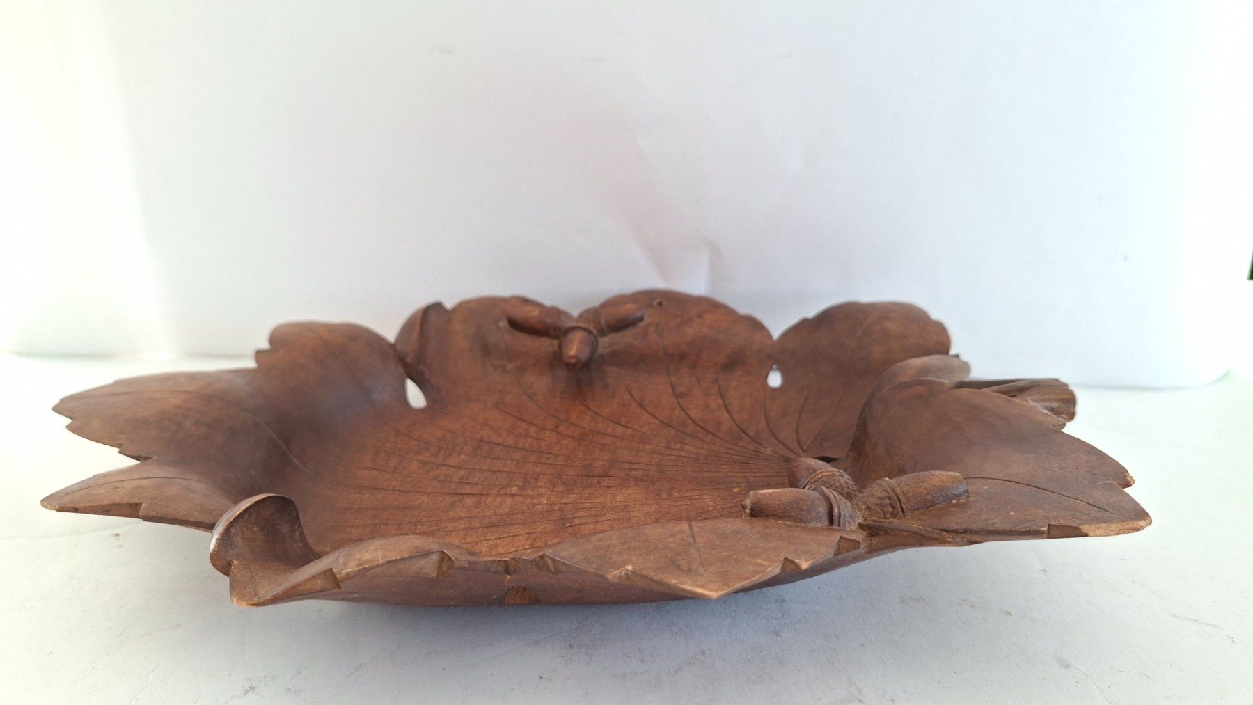 Tutte le decorazioni: Antike Holzschale in Blattform mit Schnitzereien – Usato da Opfikon venduto da Diversamente 1