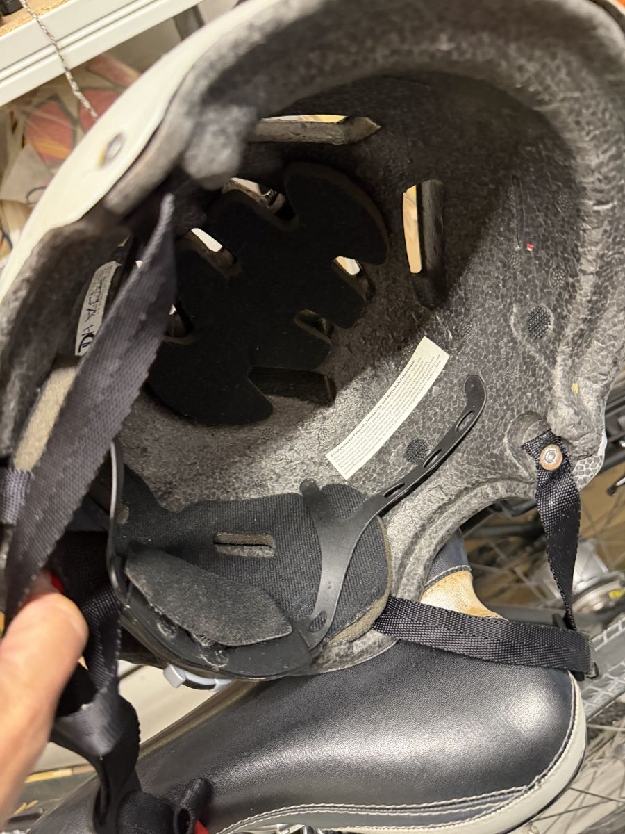 Casques: Bicycle Helmet Used Condition – D'occasion à Zürich par Borruga 1