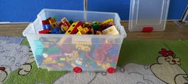 Bunte Lego-Steine in grossem Behälter, Spielsachen, 
