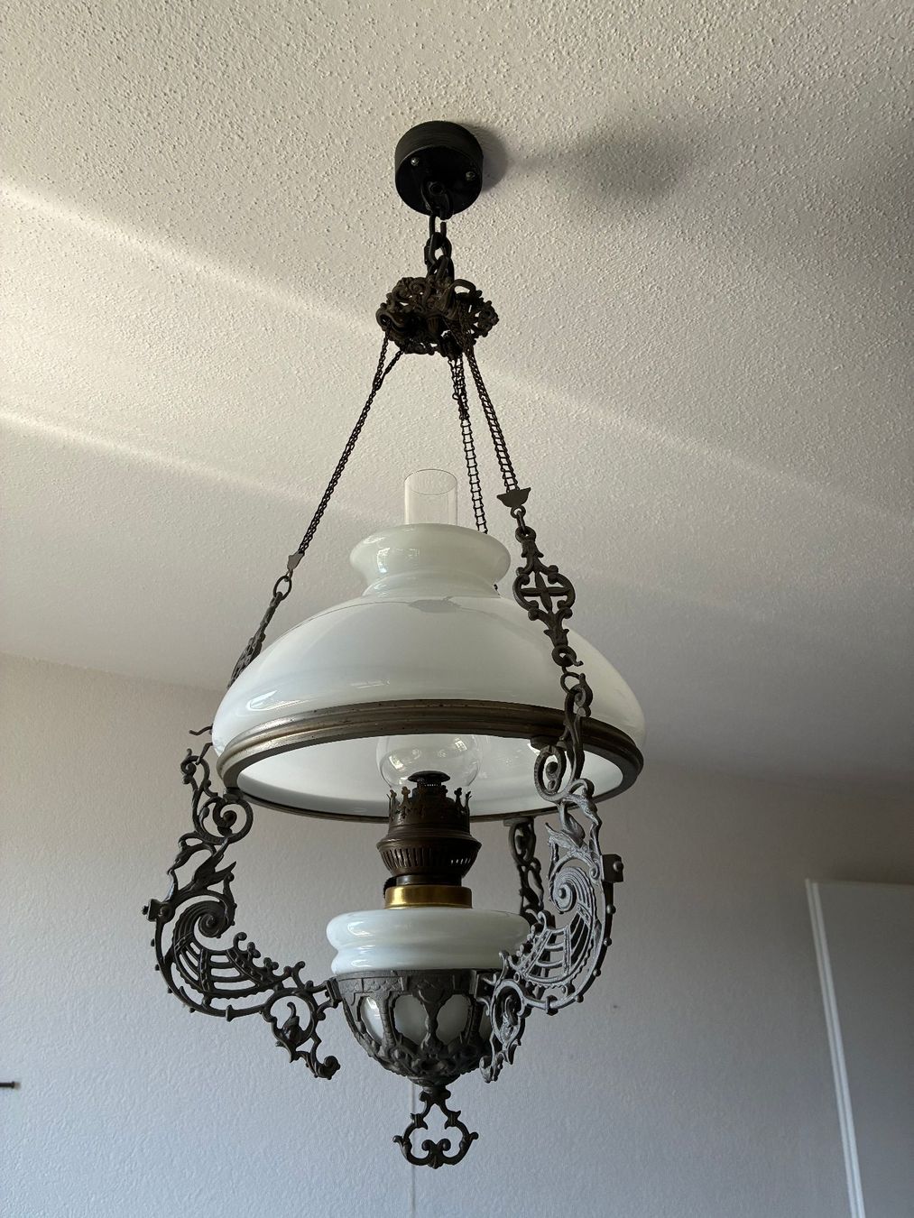 Lampadari & plafoniere: Hängelampe antik Messing Glas weiss – Usato da Uznach venduto da Kas-Fri