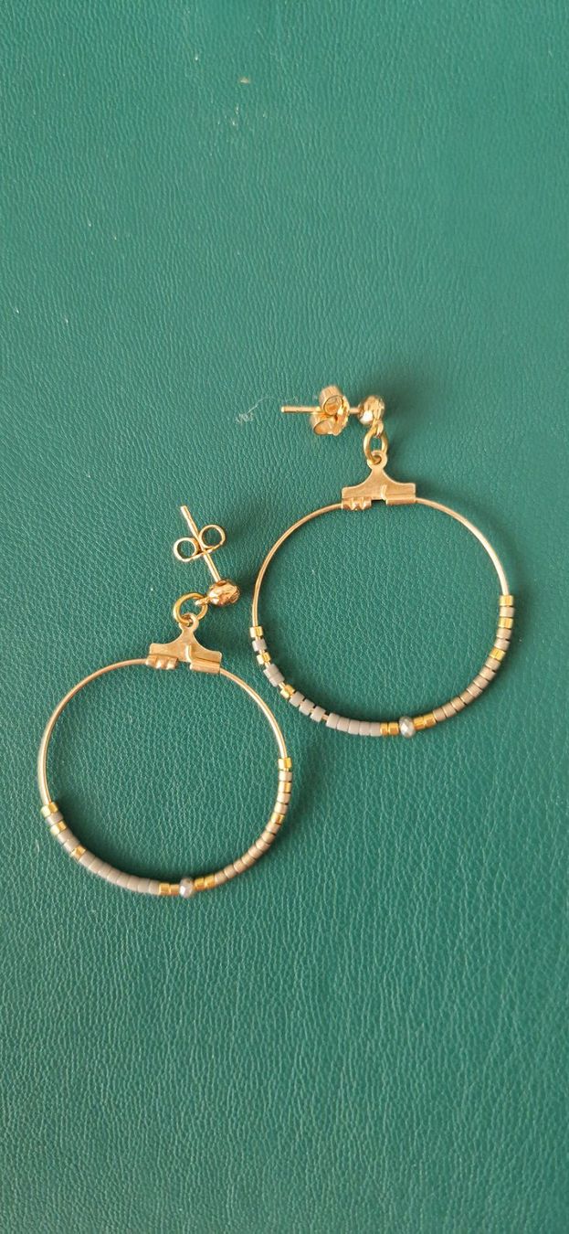 Orecchini pendenti & Orecchini a lobo: Boucles d'oreilles pendantes dorées, perles dorées et grises – Usato da Münchenbuchsee venduto da capa2014