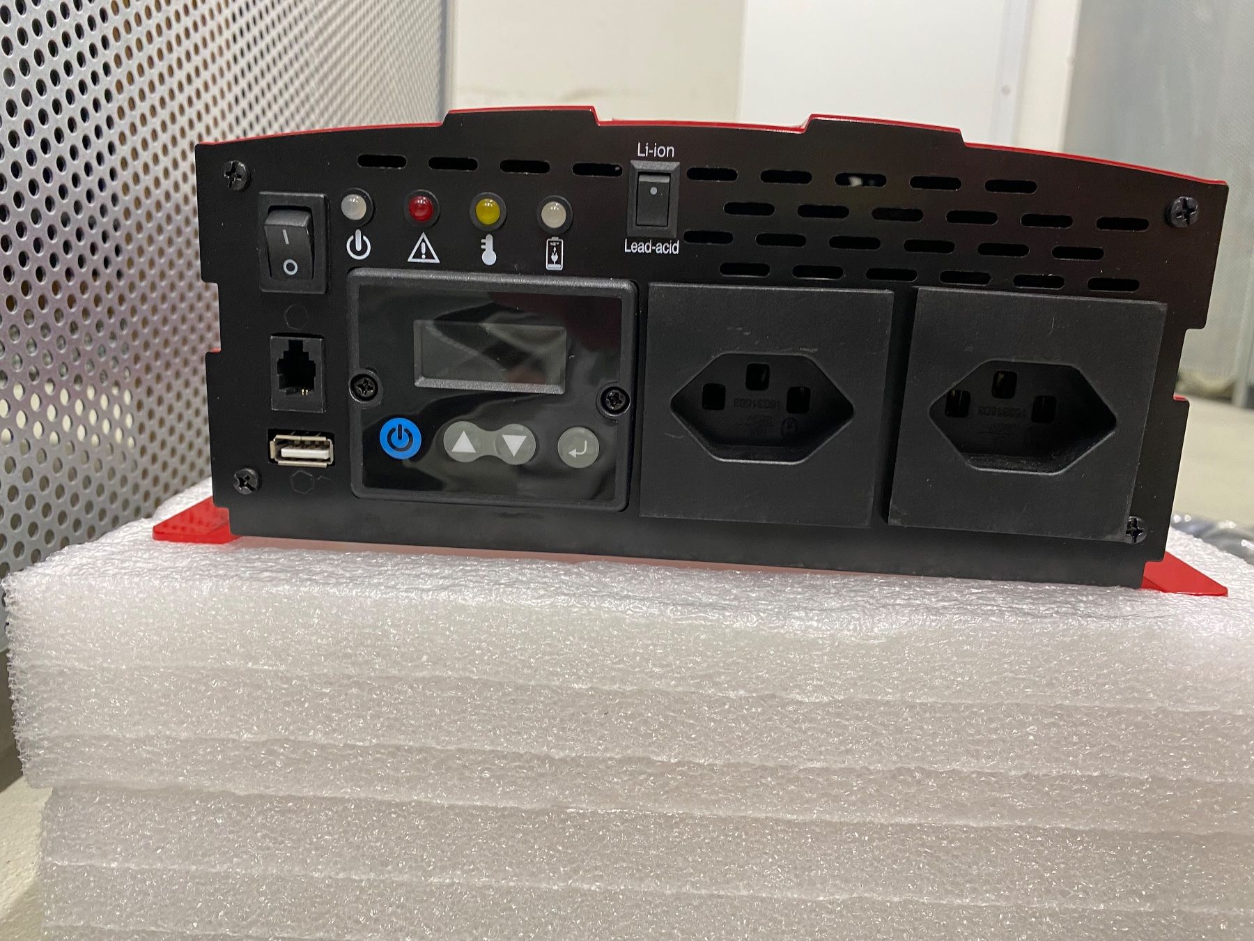 Inverter: Sinus-Wechselrichter mit LCD Display 12 -> 230 V 2000W – Usato da Zollikerberg venduto da ant_r6q7 1