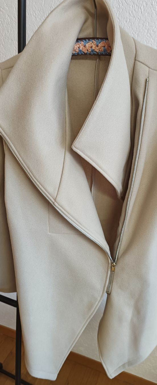 Giacche: Blazer beige asymétrique, taille 38. – Nuovo (secondo la descrizione) da Chermignon-Bas venduto da deb_vme