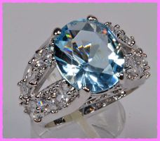 Grosser Ring in aussergewöhnlichem Design weiss Vergoldet