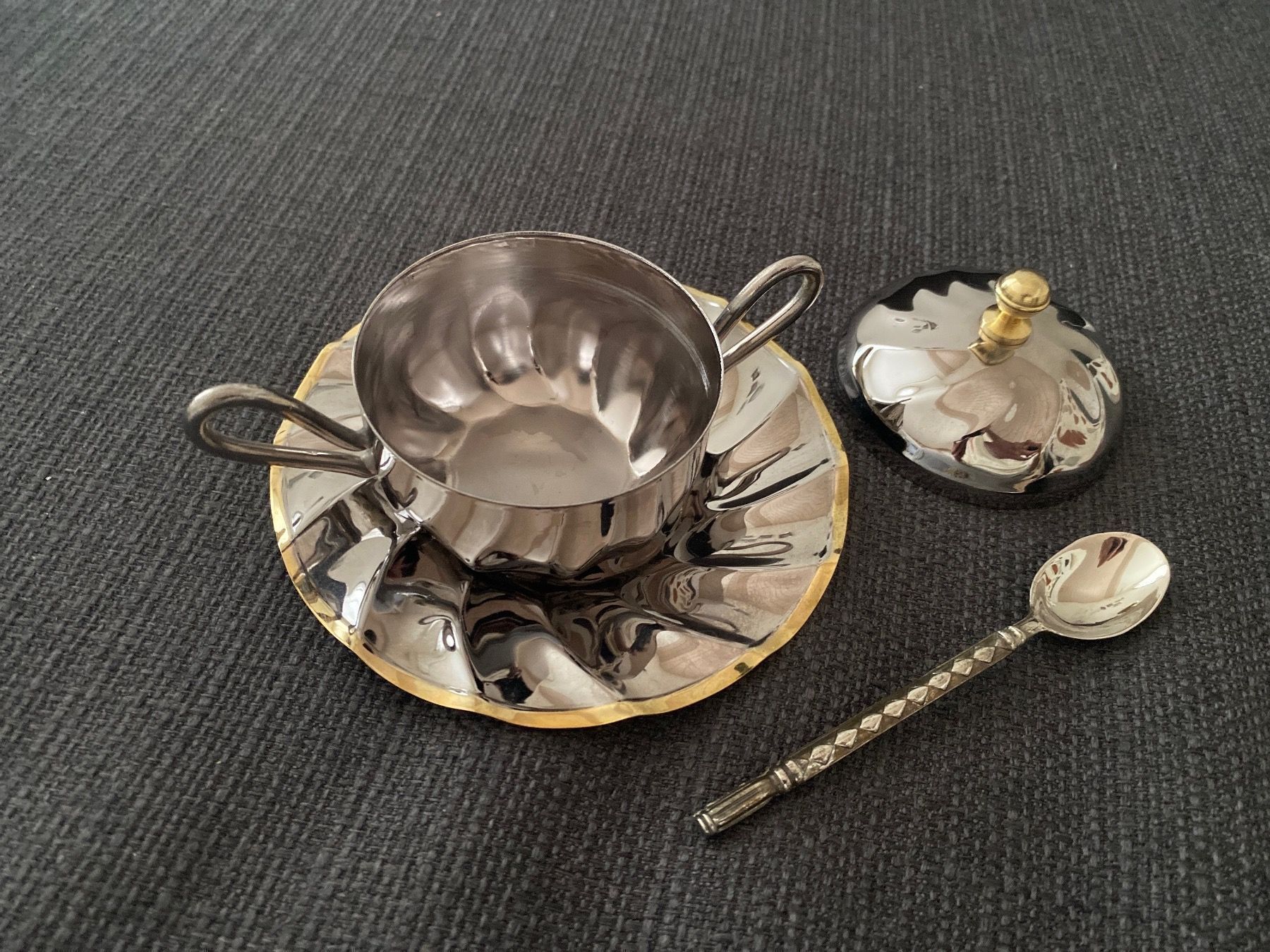 Set di piatti: Tasse mit Deckel und Löffel – Usato da Abtwil SG venduto da ale2002 2