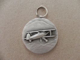 Medaille Doppeldecker Flugzeug Huguenin
