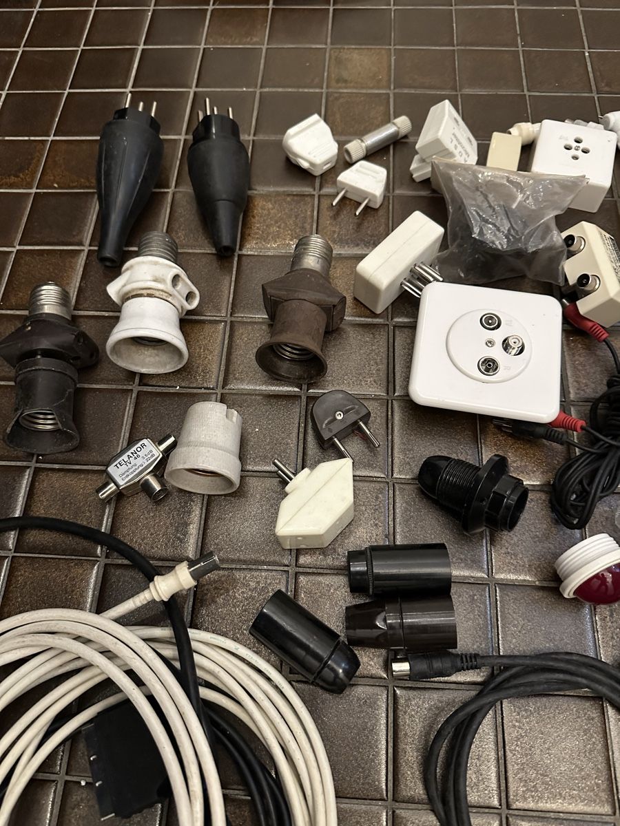 Interruttori: Diverses Elektromaterial – Usato da Oberengstringen venduto da Affeier0 2