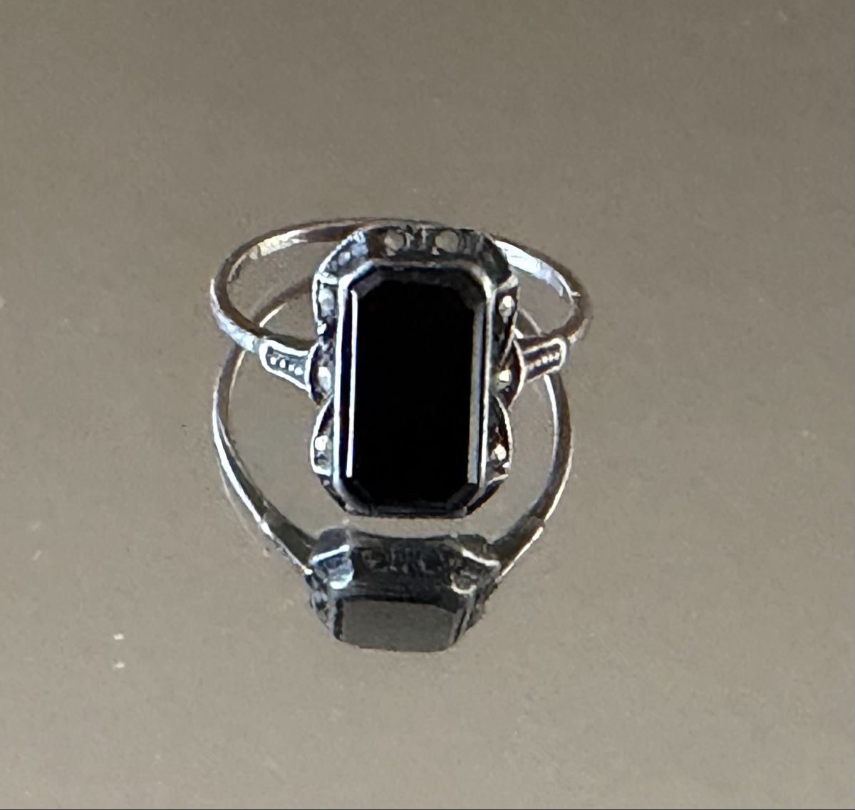 Onyx Anelli: Vintage Signed Onyx Ring – Usato da Binningen venduto da Sophiescloset