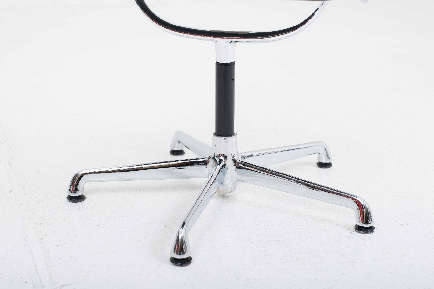Vitra Sedie: ICF EA 108 Bürostuhl von Eames in schwarzem Leder – Usato da Zürich venduto da STUZH38 6