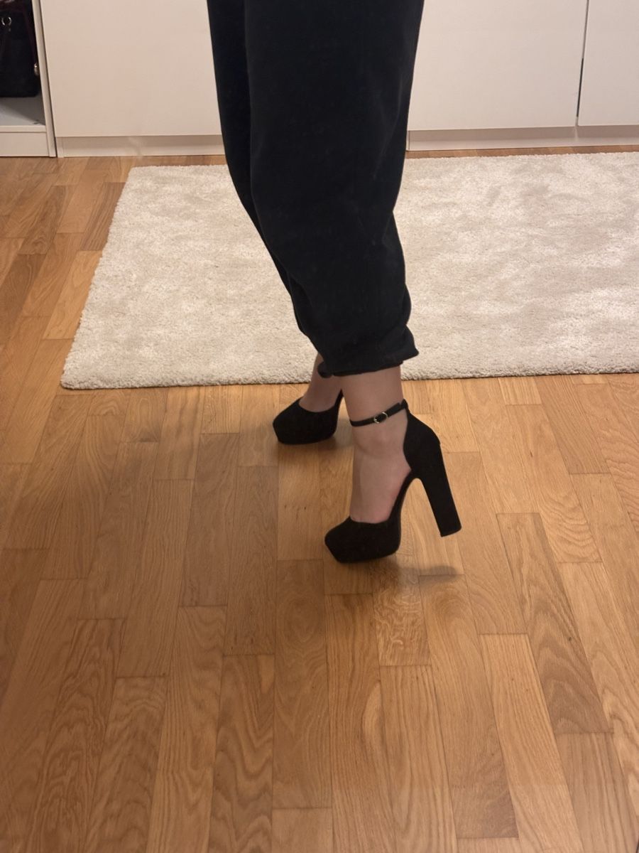 Scarpe da donna: High Heels schwarz mit Plateau – Nuovo (secondo la descrizione) da Hunzenschwil venduto da sofiasm3