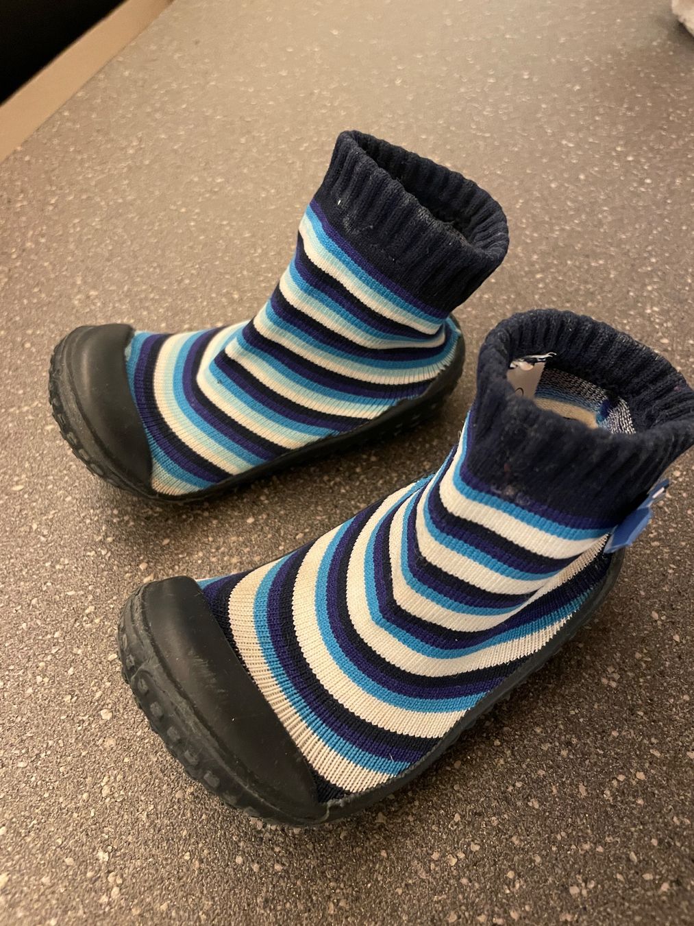 Schuhe für Jungen: Socken Schühchen Grösse 22 – Gebraucht aus Embrach von Smart0 1