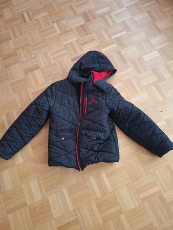 Jordan Kinderjacke schwarz rot gesteppt Groesse 147-158