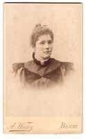 Fotografie A. Wicky, Berne, Dame mit Bro