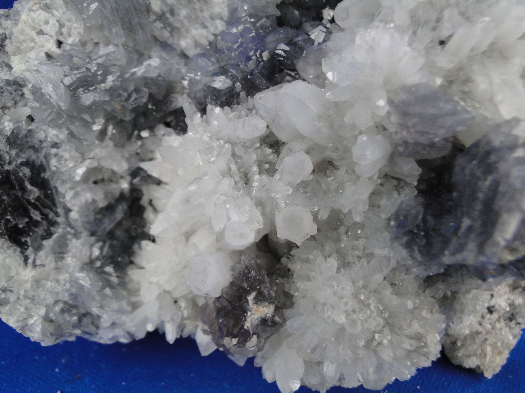 Minerali & Pietre curative: Calcit mit Bergkristall – Usato da Schinznach Bad venduto da Demerald 1