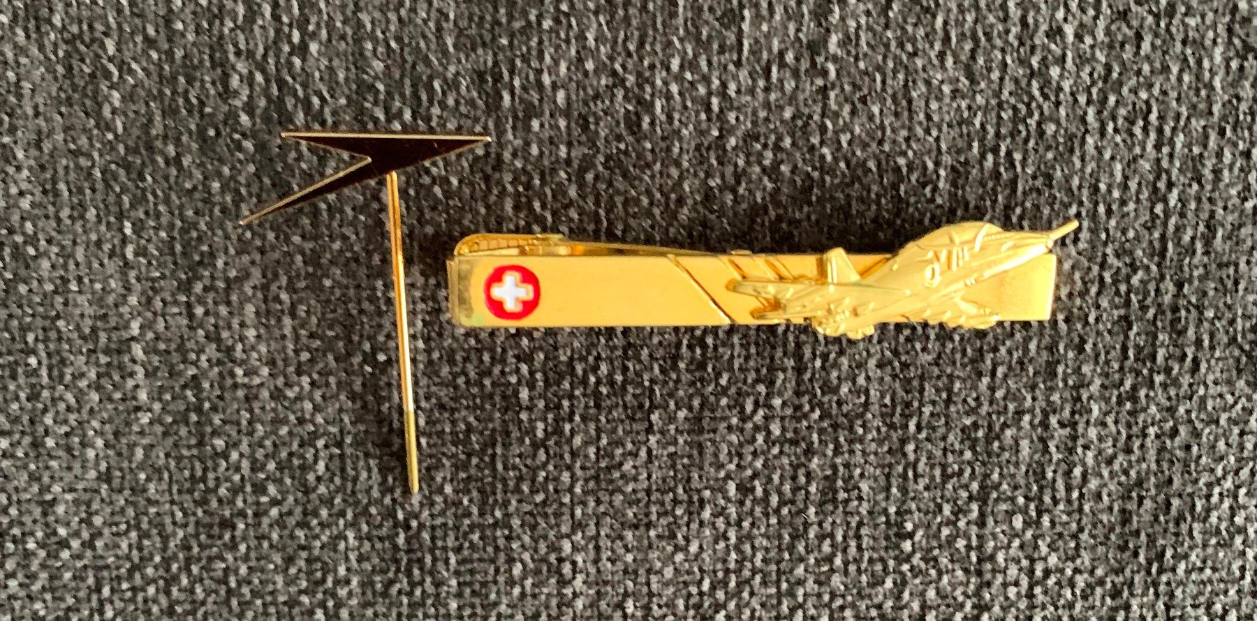 Krawatten: Schweizer Luftwaffe: Krawattennadel + Anstecknadel, Hawk. – Neu (gemäss Beschreibung) aus Emmenbrücke von F.ingl-1947 2