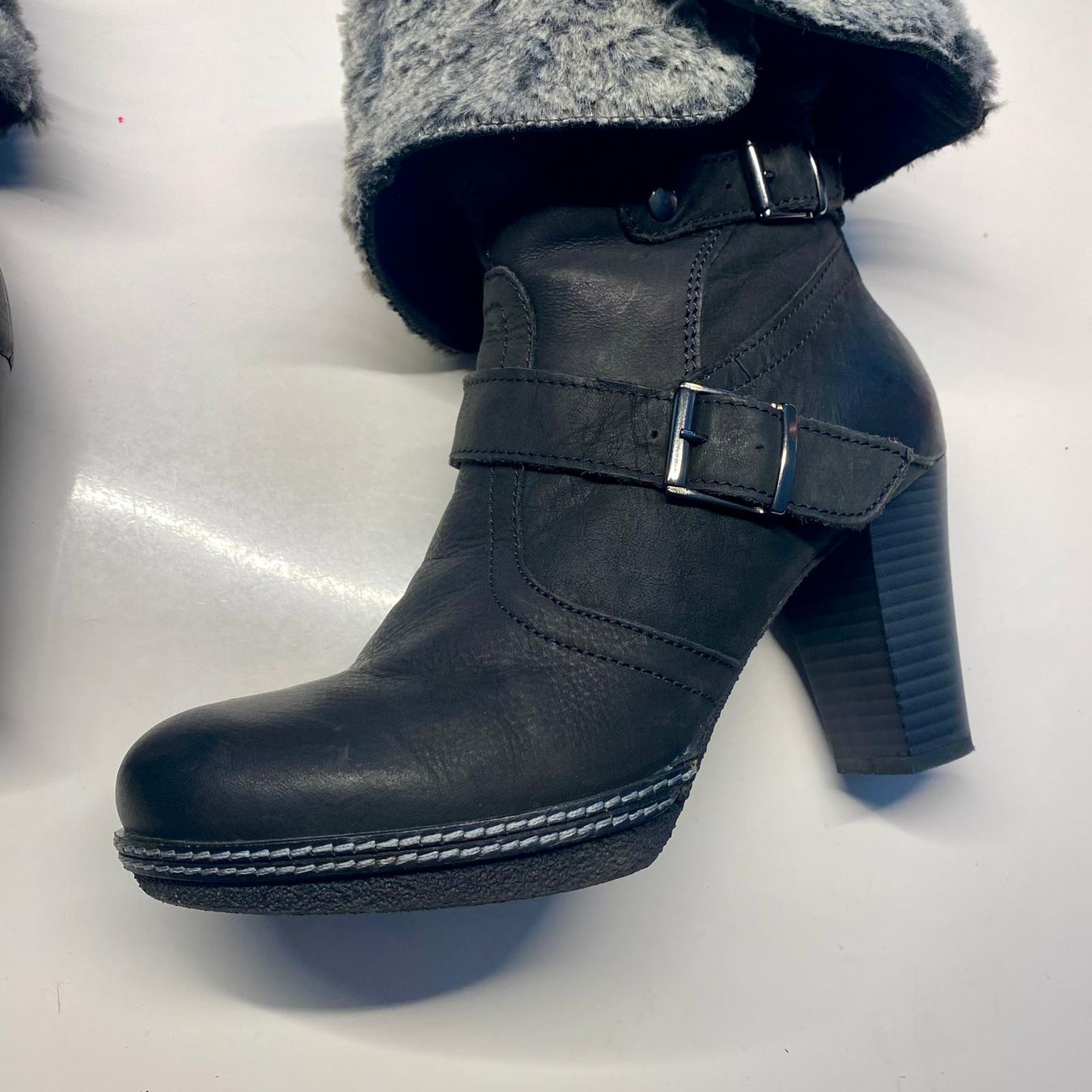 Scarpe da donna: Schwarze Winterstiefeletten mit Absatz, Grösse 39 – Usato da Krauchthal venduto da SamsPuce 1